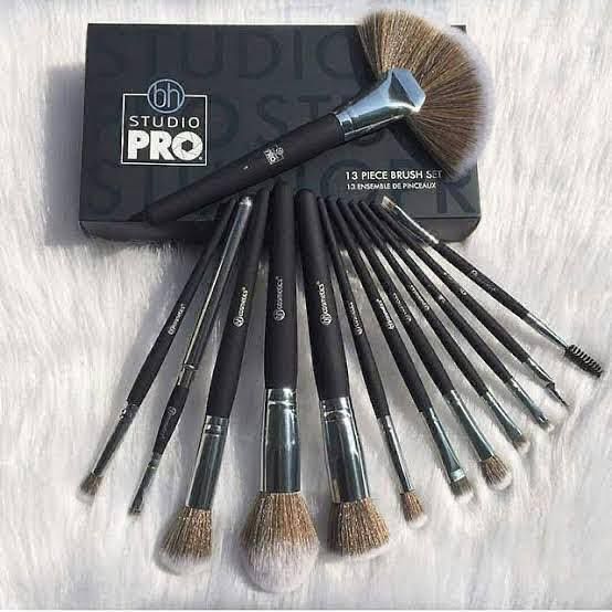 12 Pcs Professional Makeup Brush Set .