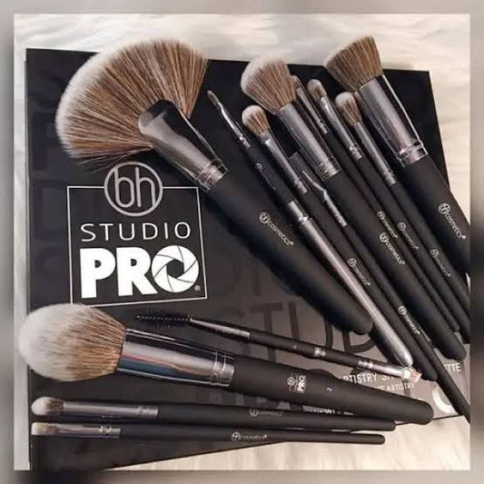 12 Pcs Professional Makeup Brush Set .